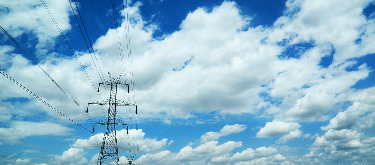 découvrez tout sur les pylônes haute tension : conception, fonction et importance dans le transport de l'électricité à haute tension pour un réseau électrique fiable et sécurisé.